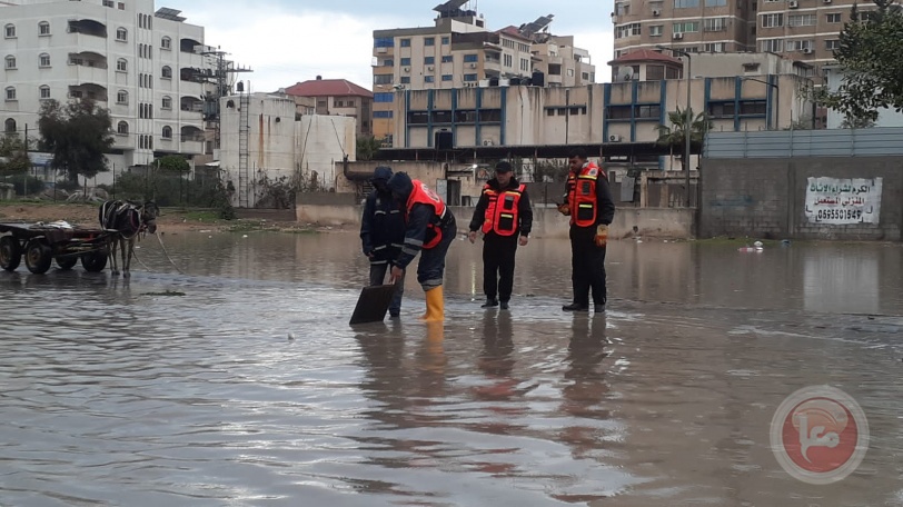 المنخفض يضرب غزة بقوة.. غرق منازل وسيارات 