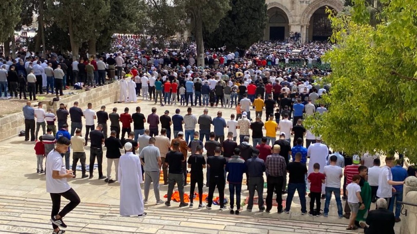 80 الف مصل يؤدون صلاة الجمعة الأولى من رمضان في المسجد الاقصى 