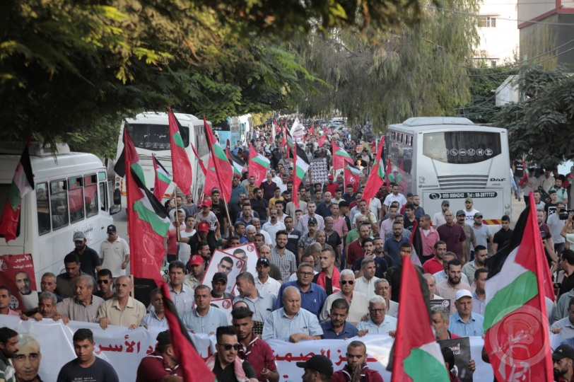 غزة.. الآلاف من انصار "الشعبيّة" يشاركون بمسيرة تضامن مع الأسرى المضربين