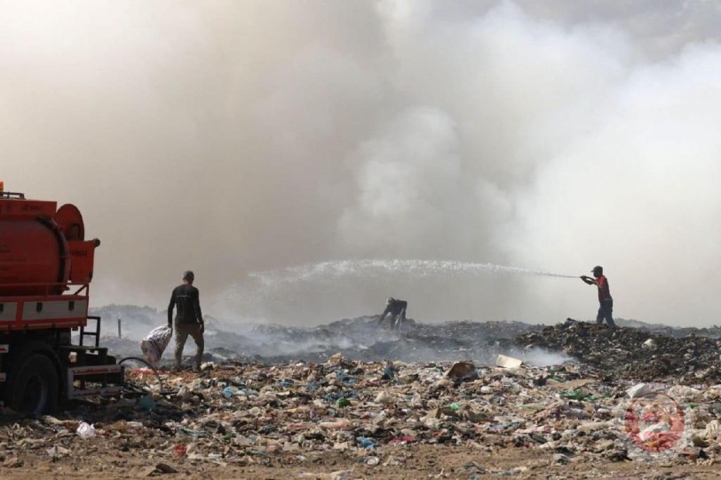 الضمير تحذر من كارثة بيئية محققة في غزة نتيجة الحرائق المتكررة بمكب النفايات