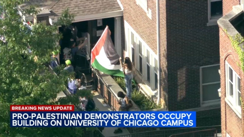 محتجون على الحرب في غزة يحتلون مؤقتا مبنى معهد السياسة بجامعة شيكاغو