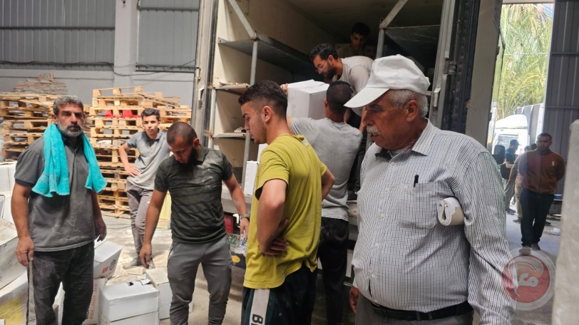 "شؤون اللاجئين" و"أصدقاء بلا حدود" توزعان 2100 طرد غذائي في محافظة الوسطى