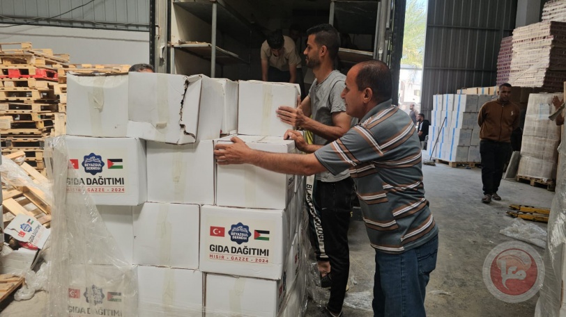 "شؤون اللاجئين" و"أصدقاء بلا حدود" توزعان 2100 طرد غذائي في محافظة الوسطى