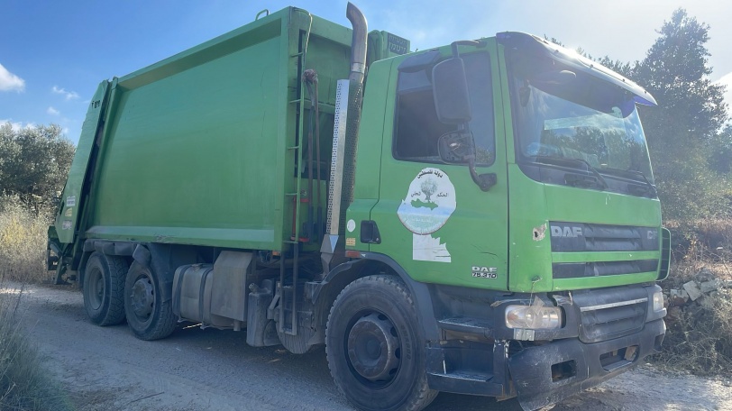 الاحتلال يصادر سيارة لجمع النفايات شرق سلفيت