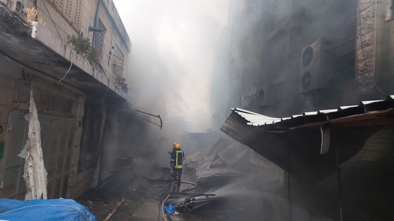 الدفاع المدني يسيطر على حريق ضخم في سوق الخضار برام الله