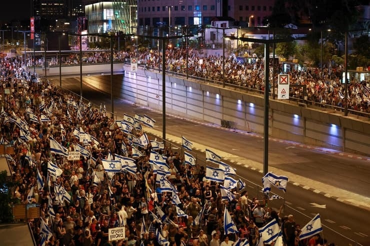 عشرات الآلاف يتظاهرون ضد حكومة نتيناهو في 80 موقعا بإسرائيل