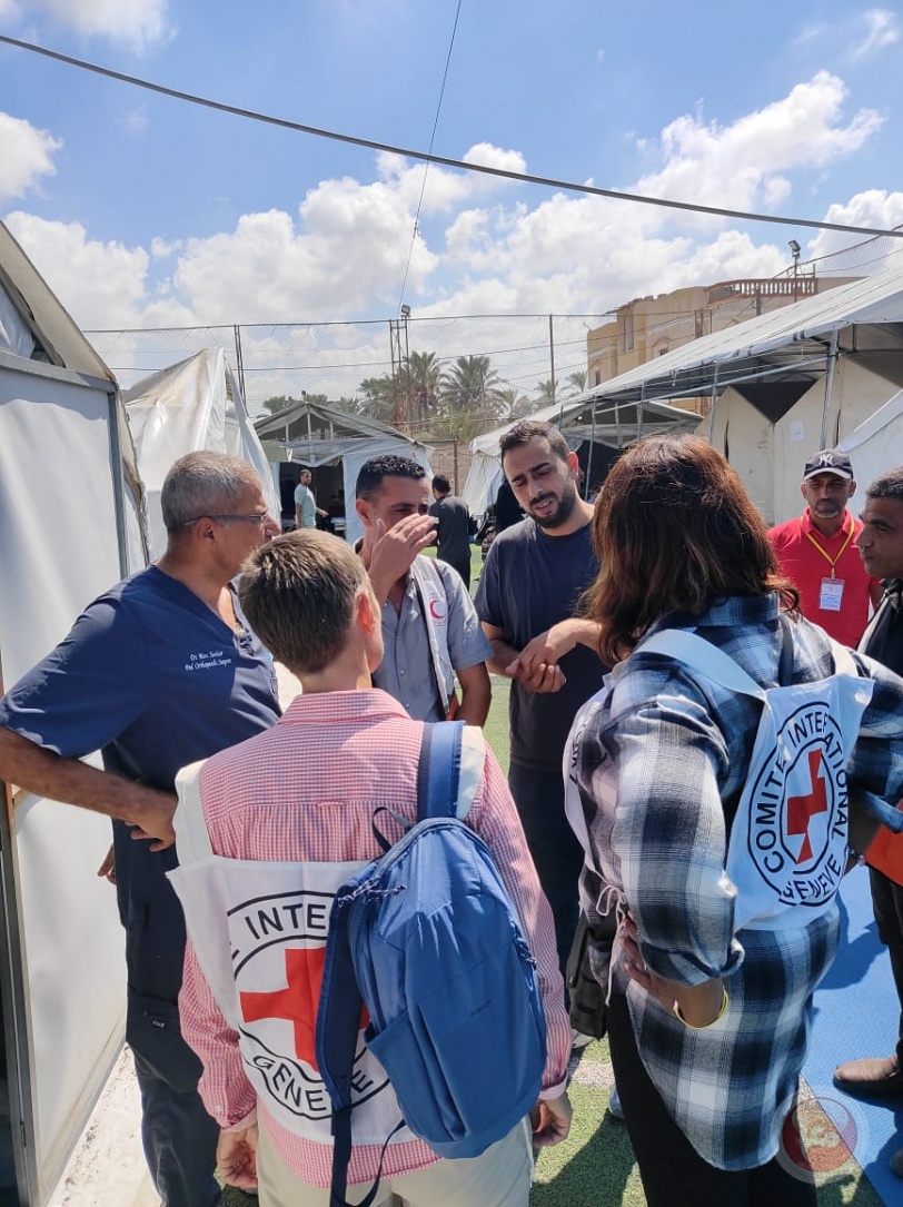 تفقد غرفة العمليات الجديدة: وفد الصليب الأحمر يزور مستشفى القدس الميداني التابع للهلال الأحمر الفلسطيني  