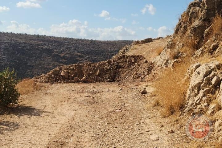 سلفيت: الاحتلال يغلق ثلاث طرق زراعية في ديربلوط