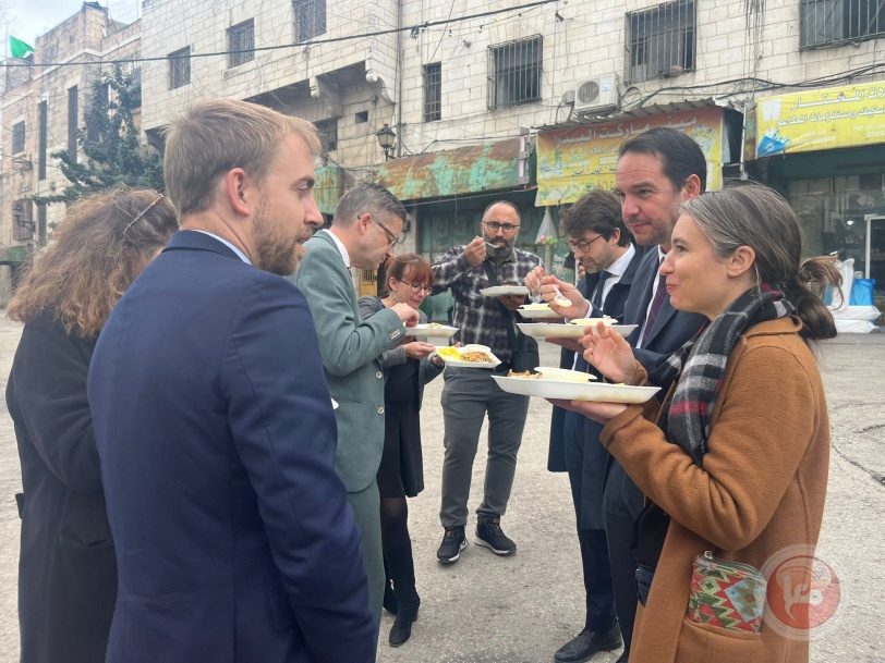 منح جائزة حقوق الإنسان وسيادة القانون الفرنسية الالمانية للناشط عيسى عمرو على حاجز عسكري