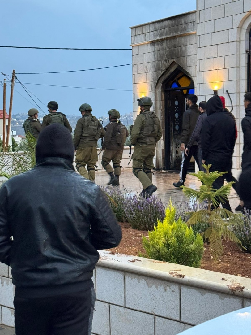 مستوطنون يحرقون مسجدا في قرية مردا ويخطون شعارات معادية 