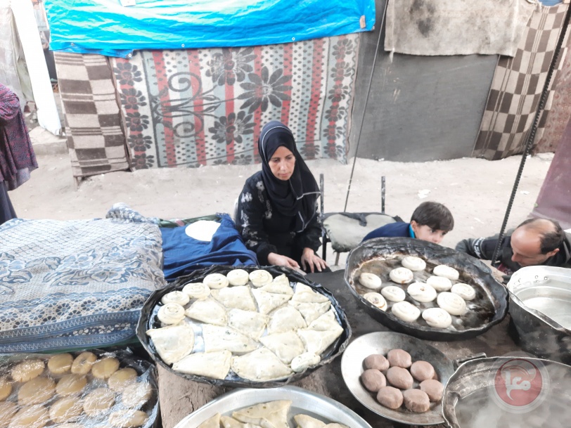 من نازحة لصاحبة مشروع النساء في مخيمات النزوح.. العمل أو الموت جوعا