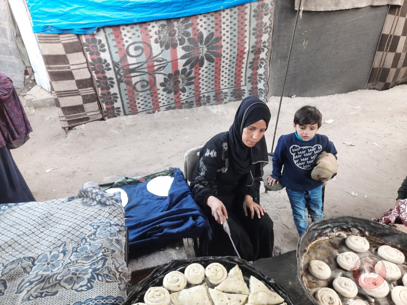 من نازحة لصاحبة مشروع النساء في مخيمات النزوح.. العمل أو الموت جوعا