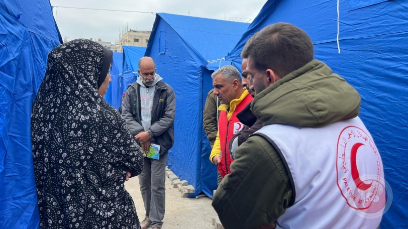 جمعية الهلال الأحمر تُنشئ مخيمات لإيواء النازحين العائدين إلى غزة وشمالها (صور)