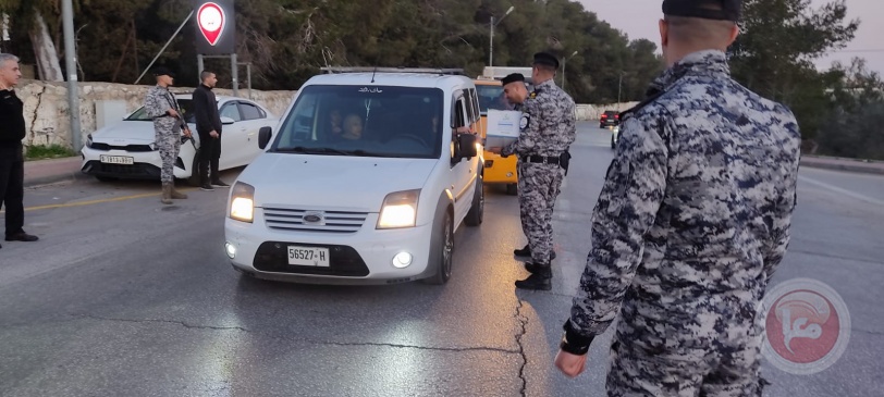 بالصور: اللواء بركات يشارك إحدى دوريات الضابطة الجمركية في رام الله وجبة الإفطار