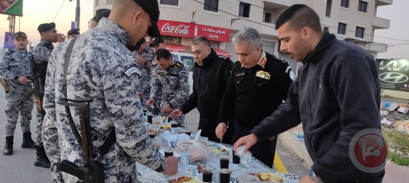 بالصور: اللواء بركات يشارك إحدى دوريات الضابطة الجمركية في رام الله وجبة الإفطار