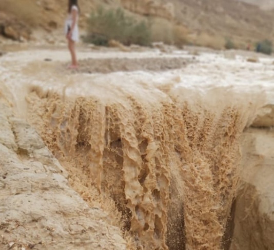 فيضانات بمنطقة البحر الميت ووادي عربة وثلوج على جبل الشيخ (صور)