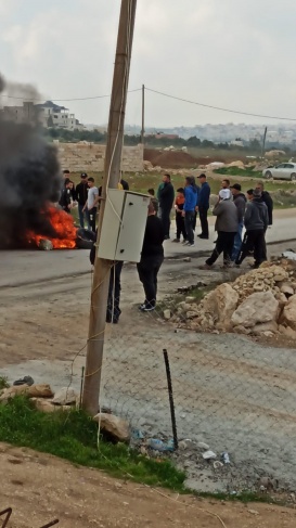 يطا: أهالي خلة المية يواصلون احتجاجهم لحل مشكلة &quot;شارع الموت&quot;