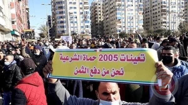 المئات من تفريغات 2005 يتظاهرون بغزة للمطالبة بحل قضيتهم