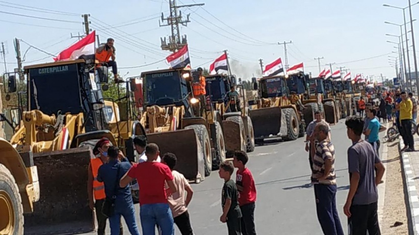 مصر تدخل معدات ثقيلة لقطاع غزة للمساهمة في ازالة الركام 