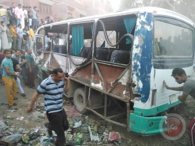 قطار يدهس حافلة ركاب في مصر... صور