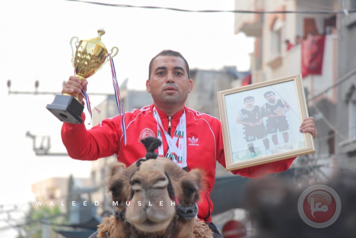 جماهير المغازي تستقبل العداء سامي نتيل الذي فاز بسباق التراماراثون رم الدولي الصحراوي