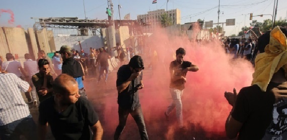 العراق... المتظاهرون يدخلون المنطقة الخضراء في بغداد(فيديو)