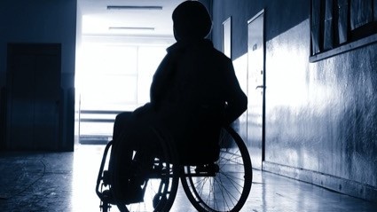 ذوو الإعاقة.. معاناة على مقصلة تعطيل القانون