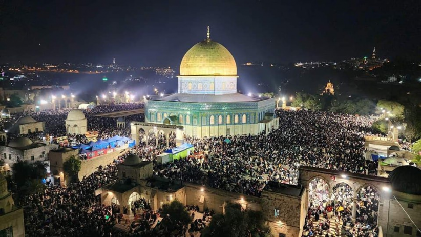 عشرات الآلاف يعتكفون في ليلة القدر بالمسجد الأقصى (صور)