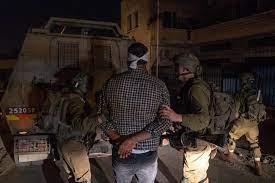 The occupation arrests 15 citizens from the West Bank