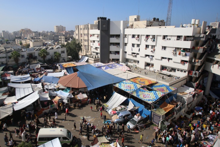 قوات الاحتلال تنسحب من داخل مجمع الشفاء الطبي وتبقي على حصاره