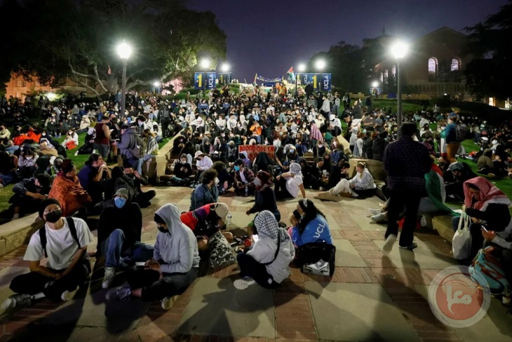 Protests continue in American universities and police surround students