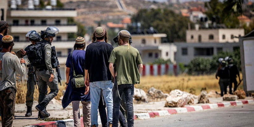 Settlers storm the village of Turmus Ayya, northeast of Ramallah