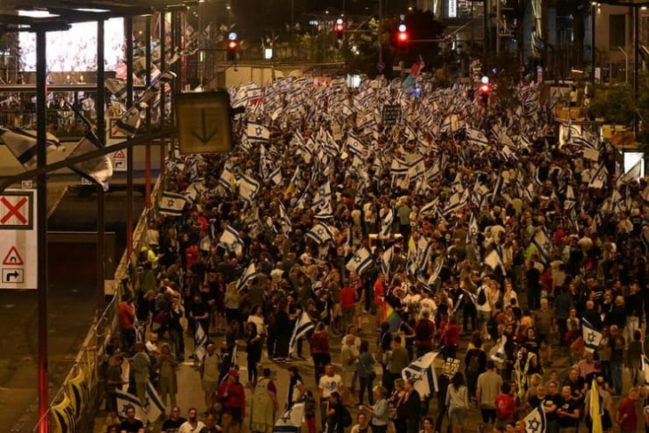 Tens of thousands of demonstrators demand a deal and Netanyahu’s resignation (photos)