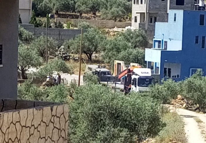 Erecting military checkpoints for the occupation in Qarawat Bani Hassan