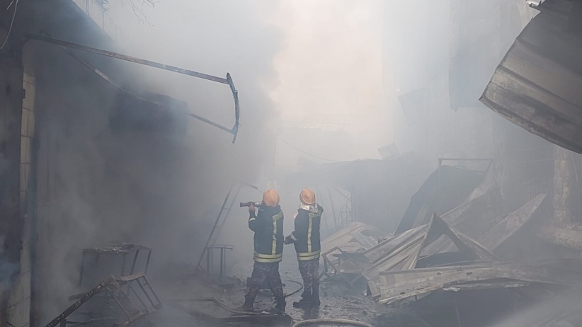 Civil Defense controls a huge fire in the vegetable market in Ramallah