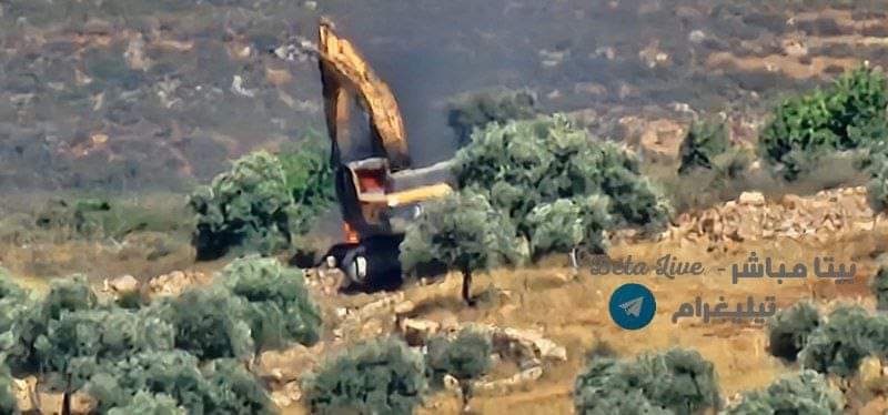 Settlers attack a citizen and burn a bulldozer in Aqraba (video)