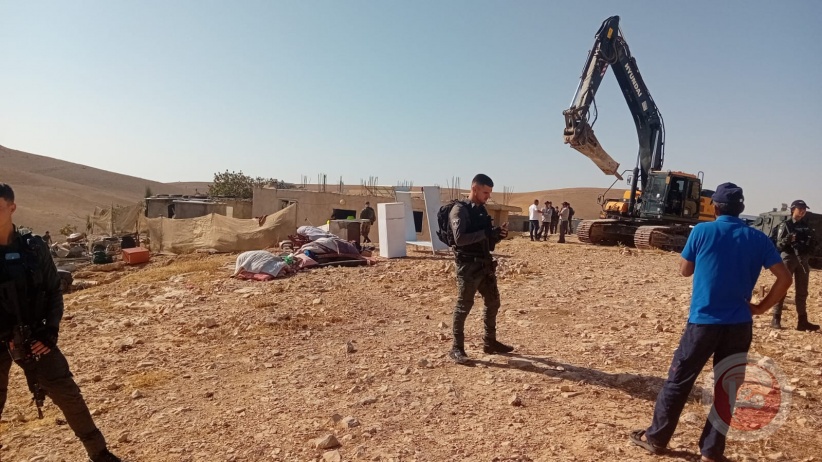 The occupation demolishes a house and threatens to demolish other houses south of Hebron