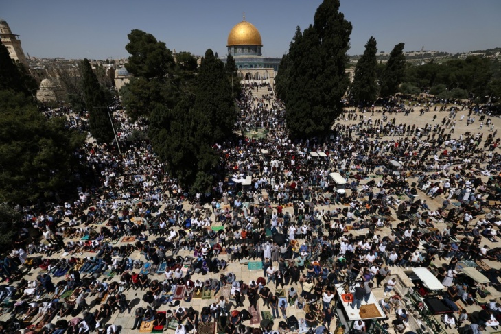 30 thousand perform Friday prayers in Al-Aqsa Mosque