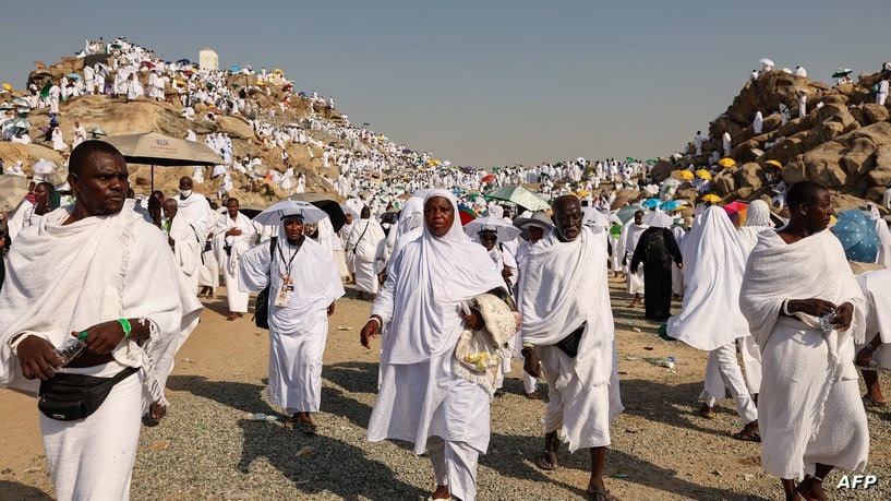 حجاج بيت الله يفيضون من عرفات إلى مزدلفة