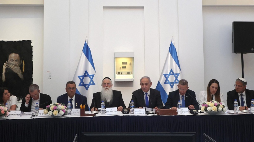 The Israeli "Cabinet" meets to discuss negotiations on the prisoner deal with "Hamas"