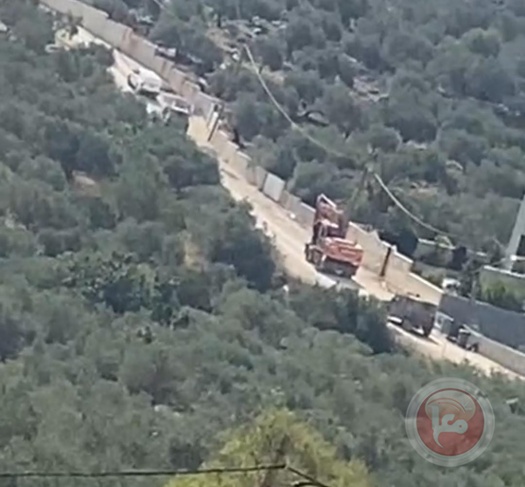 Salfit: The occupation confiscates a bulldozer in Qarawat Bani Hassan