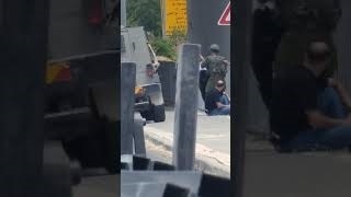 فيديو.. قوات الاحتلال تعتقل شابين قرب مخيم العروب شمال الخليل