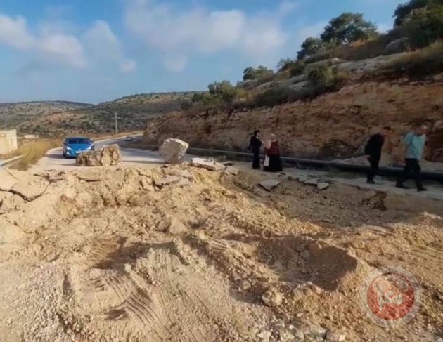 Settlers bulldoze and close the northern entrance to Salfit