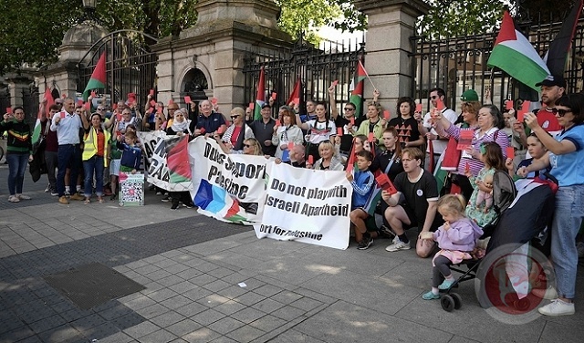 Irish health workers demonstrate in solidarity with Palestine