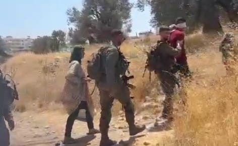 The moment of arresting the young man Ammar Ziyada from his home in the Tel Armida neighborhood in the city of Hebron