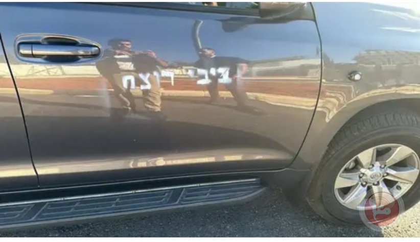 Unknown persons write the phrase "Bibi is a murderer" on one of Netanyahu's motorcade vehicles