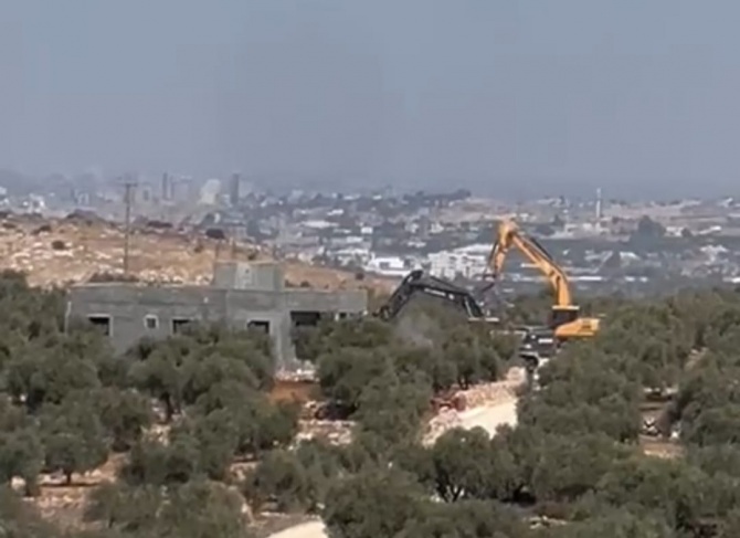 The occupation demolishes a house under construction west of Salfit