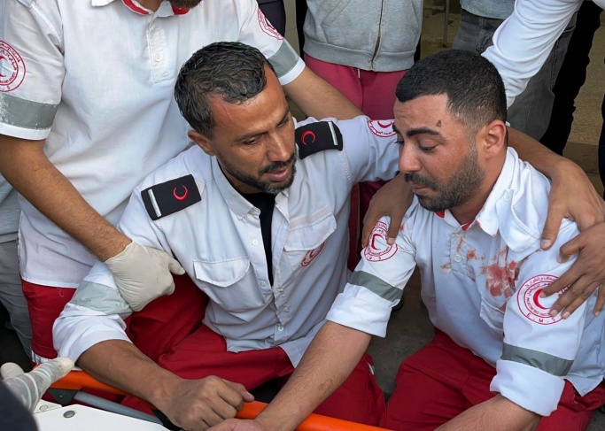 وداع بلا مقدمات.. عندما حمل متطوع الهلال الأحمر الفلسطيني والدته دون أن يعرفها