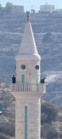 مستوطنون يدنسون مسجدا في دورا ويبثون أغان عبر مئذنته