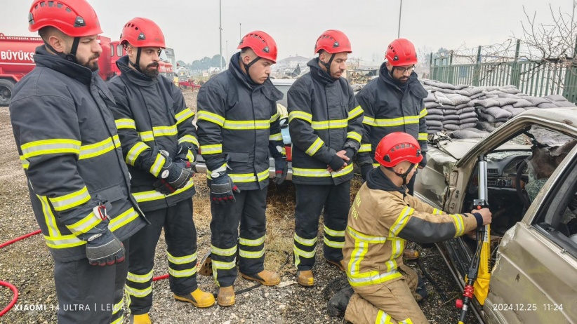 إطفائيو بلدية الخليل يلتحقون بدورة تدريبية في الإطفاء والإنقاذ في تركيا